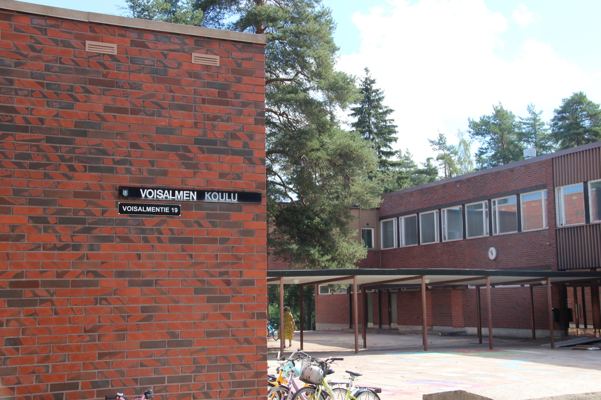 Voisalmen koulun julkisivua.